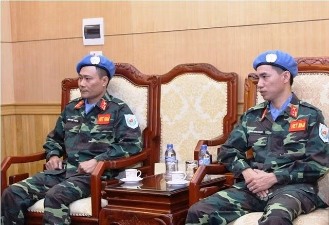 Đây là một sự kiện quan trọng đánh dấu sự tham gia chính thức hoạt động Gìn giữ hòa bình Liên Hợp Quốc (GGHB LHQ) của Việt Nam, thể hiện cam kết chính trị của Việt Nam với cộng đồng quốc tế. Ảnh: Trung tá Mạc Đức Trọng (trái) và Trung tá Trần Nam Ngạn. Ảnh: Infonet. 
