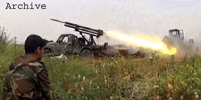 Trong diễn biến khác trên chiến trường Syria, lực lượng chính phủ Damascus đã tiến hành đợt oanh kích dữ dội nhằm vào nhóm phiến quân Jabhat al-Nusra ở vùng nông thôn phía bắc Hama, qua đó gây tổn thất nặng nề cho bọn chúng. Ảnh: SANA.