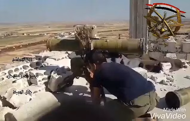 "Các đơn vị quân đội Syria đã tấn công căn cứ của nhóm khủng bố Jabhat al-Nusra ở vùng ngoại ô thị trấn al-Mashik và al-Ziyara ở đồng bằng al-Ghab bằng một loạt tên lửa", một phóng viên SANA đưa tin. Ảnh: AMN.