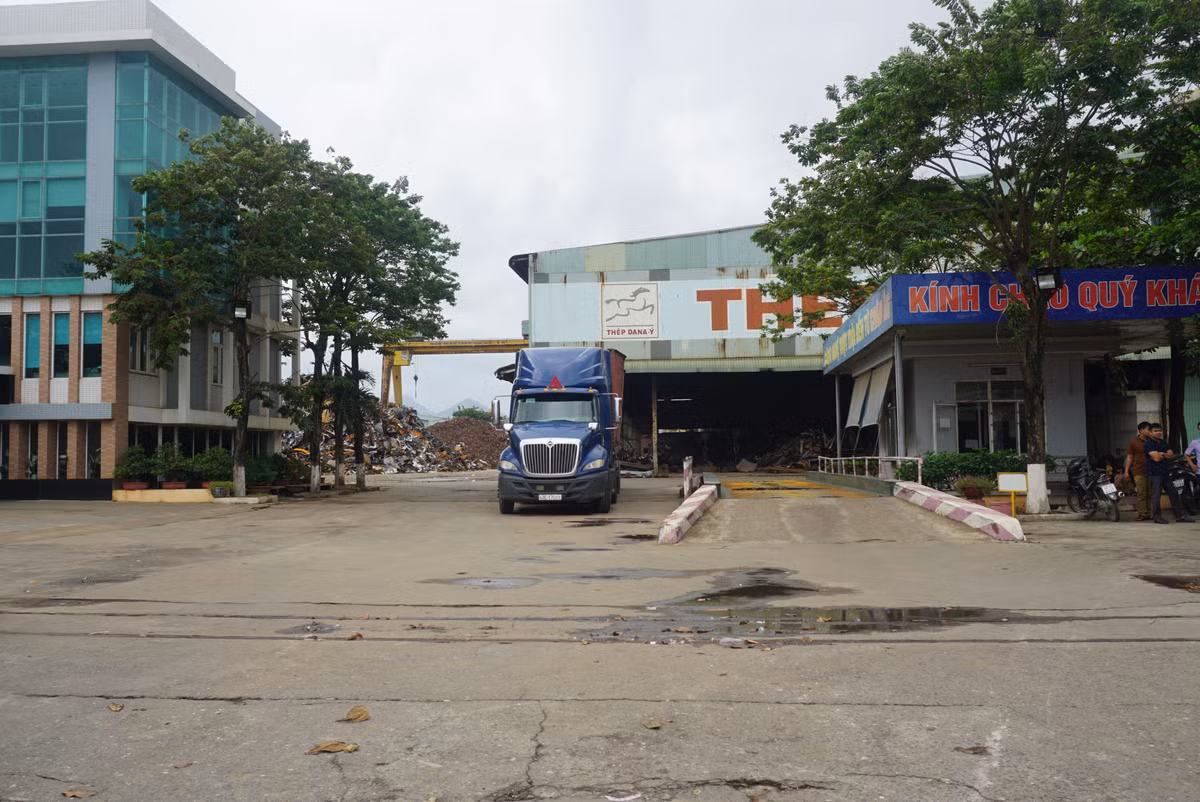 Dân dựng lều, tiếp tục bao vây nhà máy thép Dana-Ý ở Đà Nẵng - Hình 2 Dan dung leu, tiep tuc bao vay nha may thep Dana-Y o Da Nang-Hinh-2