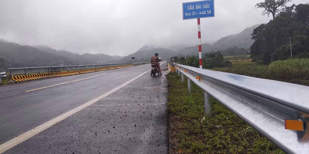 Dự án được triển khai theo hình thức BOT, khởi công từ tháng 5/2014, dự kiến hoàn thành 31/8/2016, nhưng do vướng mắc về giải phóng mặt bằng nên từng nhiều lần phải gia hạn. Trong ảnh: Vị trí cầu Bãi Sấu nơi con đường đi qua thuộc địa phận tỉnh Hòa Bình.