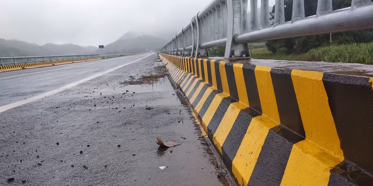 Dự án dài 25,7km, có điểm đầu tại ngã tư Hòa Lạc (km17 + 85 - Quốc lộ 21), điểm cuối giao với Quốc lộ 6 thuộc xã Trung Minh, TP Hòa Bình. Trong ảnh: Các hạng mục của dự án cơ bản đã hoàn thành.