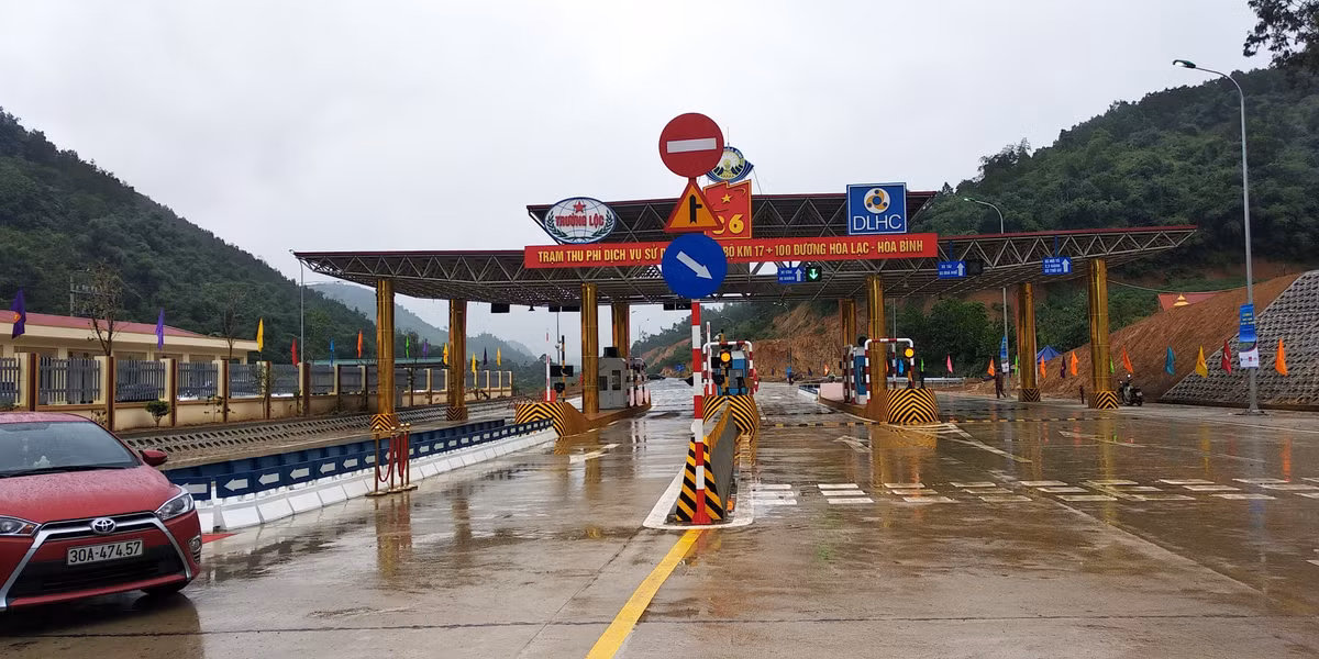 Trạm thu phí được lắp đặt 4 làn thu phí với thời gian thu phí dự kiến là 27 năm 6 tháng 9 ngày. Từ ngày 1/11/2018, dự án BOT Hoà Lạc - Hoà Bình sẽ chính thức đưa vào thu phí.