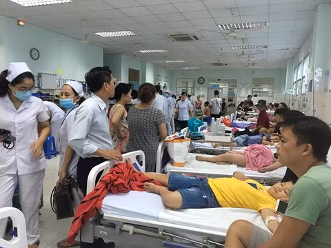 Hơn 30 trẻ nhập viện nghi bị ngộ độc bánh mì ở TP HCM Hon 30 tre nhap vien nghi bi ngo doc banh mi o TP HCM