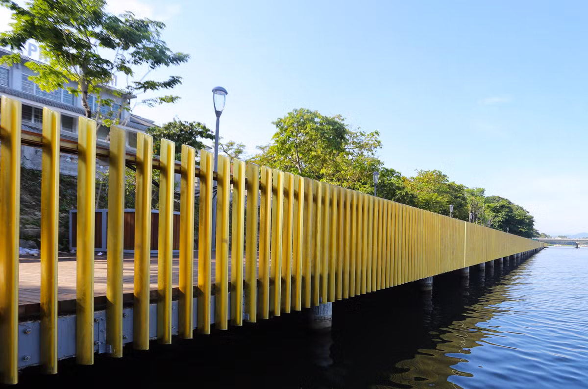 Điều đặc biệt hệ thống lan can 2 bên được làm bằng 4.100 thanh đồng nặng khoảng 7 tấn, tạo nên điểm nhấn thu hút. Đây là loại đồng dày 3 ly nhập từng tấm của Hàn Quốc về, sau đó gia công dập lại thành từng thanh.