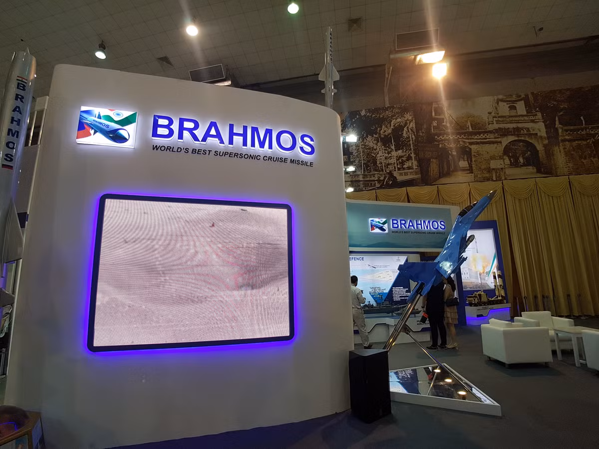  Triển lãm quốc tế về an ninh Homeland Security Expo Vietnam 2018 (HSE 2018) lần thứ 3 vừa diễn ra tại Hà Nội trong 2 ngày (3 và 4/10). Triển lãm có sự tham gia của những quốc gia hàng đầu thế giới trong lĩnh vực An ninh - Quốc phòng như: Mỹ, Nga, Ấn Độ, Pháp, Israel, Australia, Montenegro, Hàn Quốc, Nam Phi… cùng khu gian hàng của Bộ Quốc phòng Ấn Độ và Bộ Quốc phòng Israel. Trong ảnh là gian hàng của liên doanh chế tạo tên lửa BrahMos giữa Nga và Ấn Độ tham gia HSE năm nay.