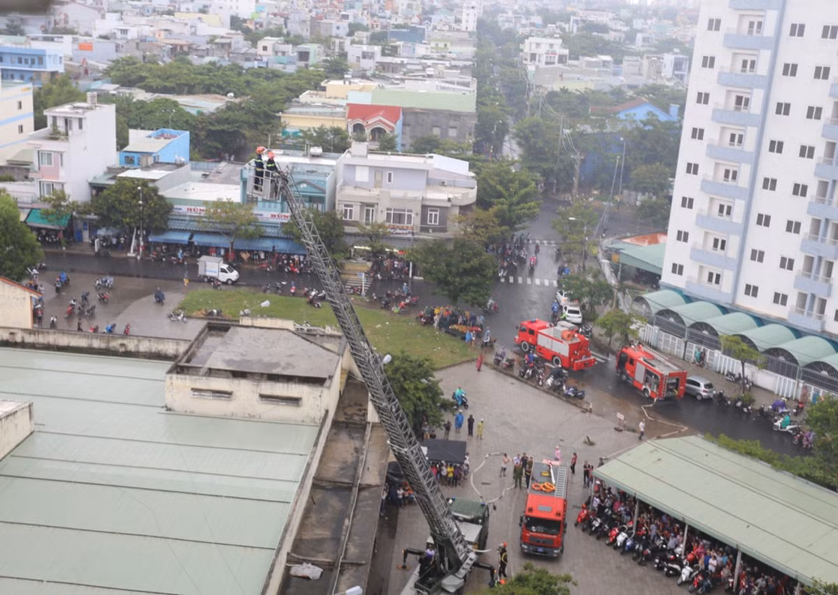 Chay kem no lon o chung cu, hang tram nguoi chay tan loan