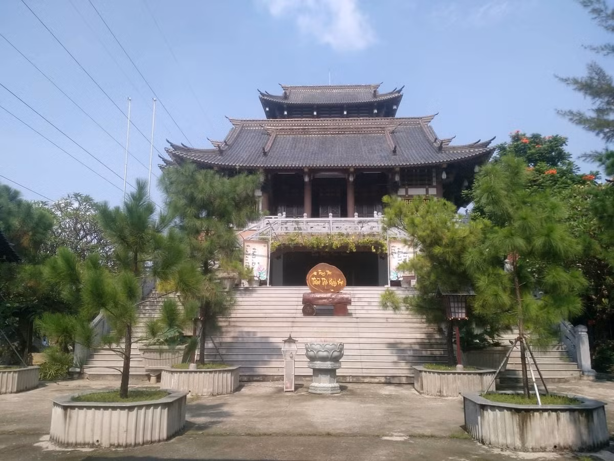 Tu viện Khánh An (phường An Phú Đông, quận 12, TP HCM) do Sư tổ Trí Hiền xây dựng năm 1905, trải qua hơn 100 năm thăng trầm cùng với gió sương, ngôi chùa đã xuống cấp trầm trọng. Vào năm 2006, chùa được trùng tu lớn, gần như xây dựng mới và hoàn thiện như hiện tại vào năm 2016, với lối kiến trúc mang đậm nét văn hóa Nhật Bản.