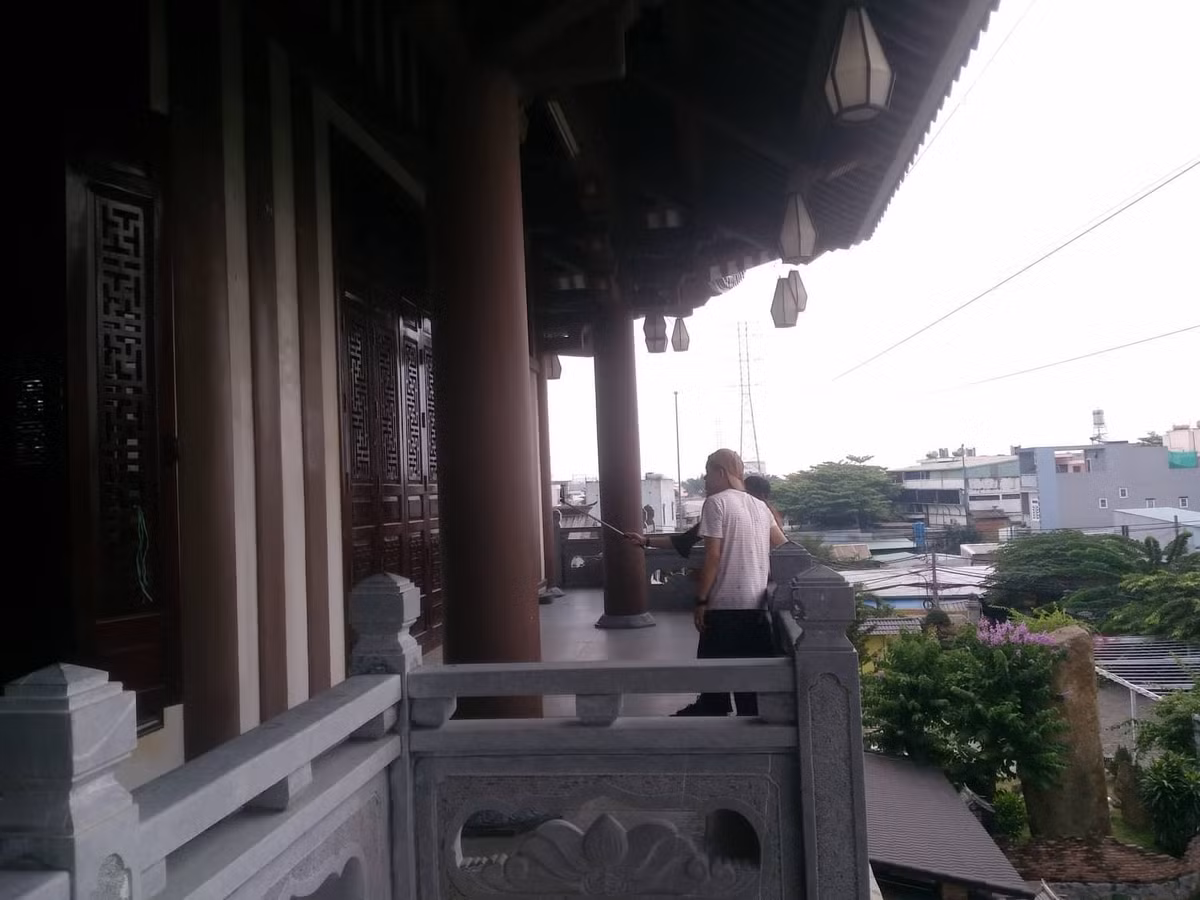 Với vẻ đẹp cổ kính và độc đáo, không ồn ào và náo nhiệt, hàng ngày tu viện đón hàng trăm lượt khách tham quan và chiêm bái lễ Phật.