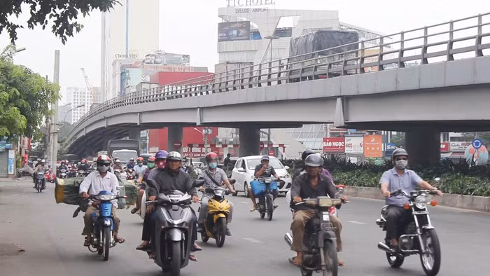 Cầu vượt vòng xoay Lăng Cha Cả (Q. Tân Bình) dài hơn 224m đầu tư xây dựng hết 122 tỷ đồng. Nếu lấy ngân sách xây nhà hát để làm cầu vượt, thì TP HCM sẽ có thêm 10 cây cầu như thế này. (Ảnh: Người đưa tin).