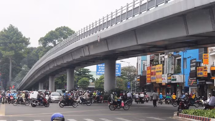Cầu vượt tại nút giao ngã sáu Nguyễn Tri Phương có vốn đầu tư gần 319 tỷ đồng. Ảnh: Người đưa tin.