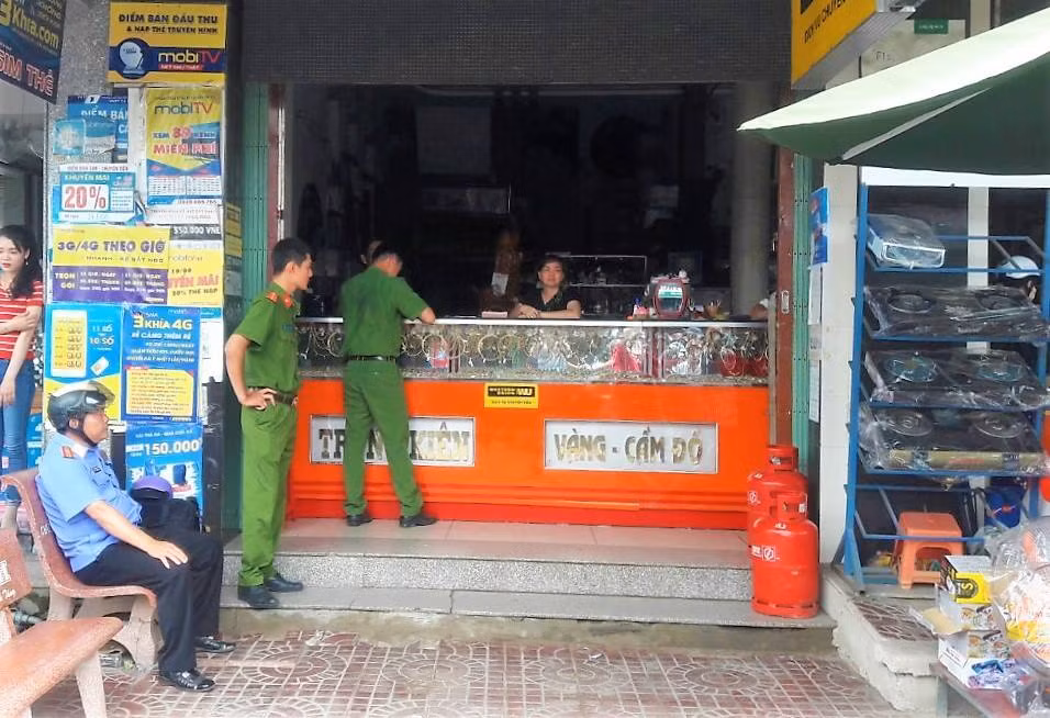 Vào cửa hàng vờ hỏi mua, thanh niên bất ngờ ôm vàng bỏ chạy Vao cua hang vo hoi mua, thanh nien bat ngo om vang bo chay
