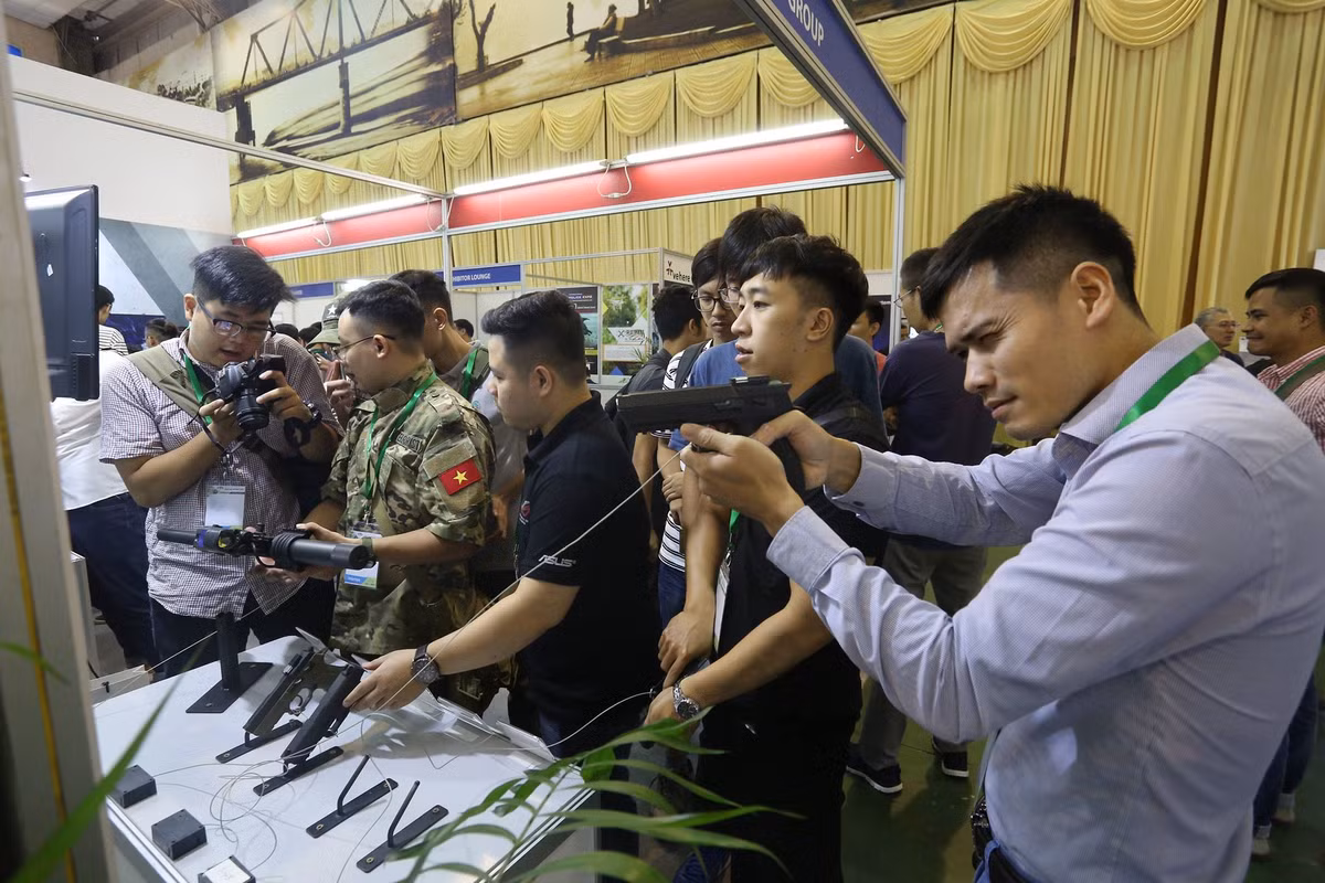 Khám đến tham quan được thử cảm giác cầm các vũ khí hiện đại.