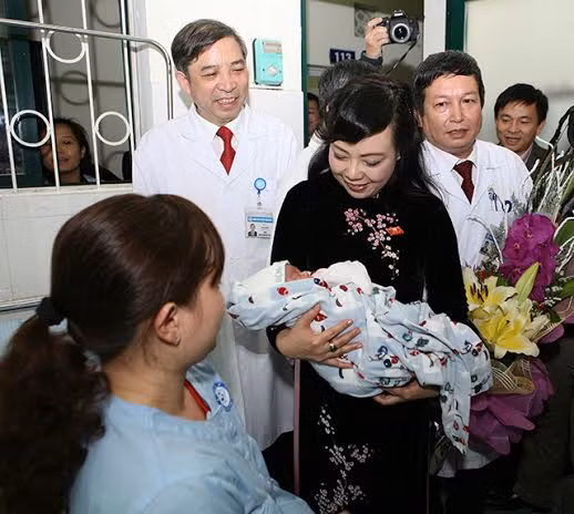 Bộ trưởng thăm em bé đầu tiên chào đời nhờ mang thai hộ. Ảnh TM/Sức Khỏe Đời Sống.