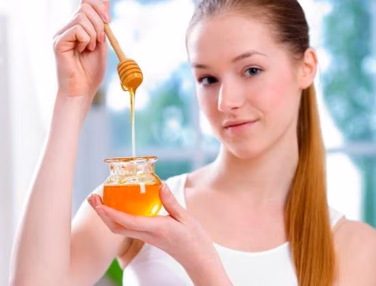 Dùng quá liều. Mật ong tuy nhiều dưỡng chất quý nhưng cũng đừng vì vậy mà dùng quá liều. Mỗi ngày, bạn chỉ nên dùng từ 10-30g mật ong nguyên chất. Và mùa hè là thời điểm tốt nhất để sử dụng mật ong, để phát huy tối đa tác dụng giải độc, ngăn ngừa đột quỵ, nhuận tràng.