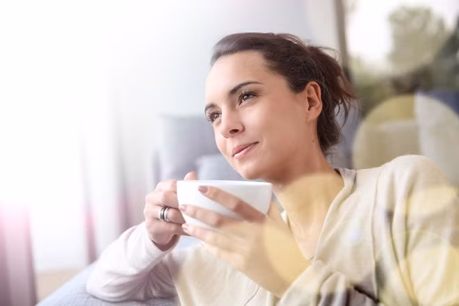 Uống trước khi đi ngủ. Nếu bạn đang chọn cách uống một chút nước mật ong ấm khoảng 30-60 phút trước khi đi ngủ thì hãy dừng lại và thay đổi thói quen này.
