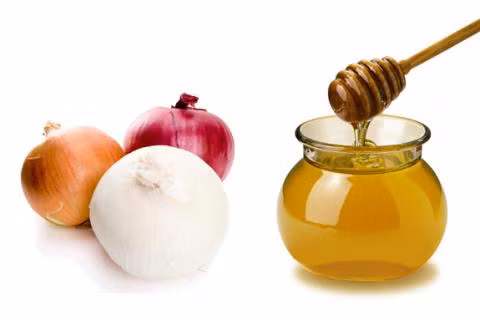 Dùng mật ong chung với hành tây. Sự kết hợp này có thể khiến bạn bị tiêu chảy. Mật ong kết hợp với hành tây sẽ khiến cho axít hữu cơ và các enzym trong mật ong gặp axít amin chứa lưu huỳnh trong hành tây. Từ đó, làm nảy sinh phản ứng hóa học có hại hoặc sản sinh ra chất có độc, gây kích thích dạ dày và dẫn đến tiêu chảy.