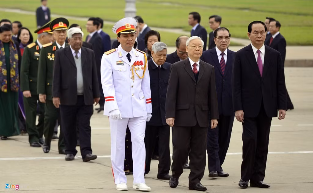 Tổng bí thư Nguyễn Phú Trọng, Chủ tịch nước Trần Đại Quang, Chủ tịch Quốc hội Nguyễn Thị Kim Ngân cùng nhiều lãnh đạo cấp cao tiến về phía Lăng Chủ tịch Hồ Chí Minh chuẩn bị lễ viếng.
