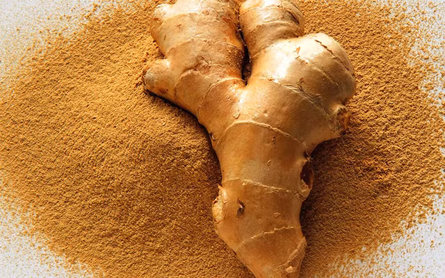 Gừng tươi 50g, rửa sạch, xắt lát, sao vàng, giã nát (hoặc nghiền thành bột), hòa với ly nước sôi, uống ấm (có thể thêm mật ong, đường cho dễ uống). Ảnh: cooky.vn