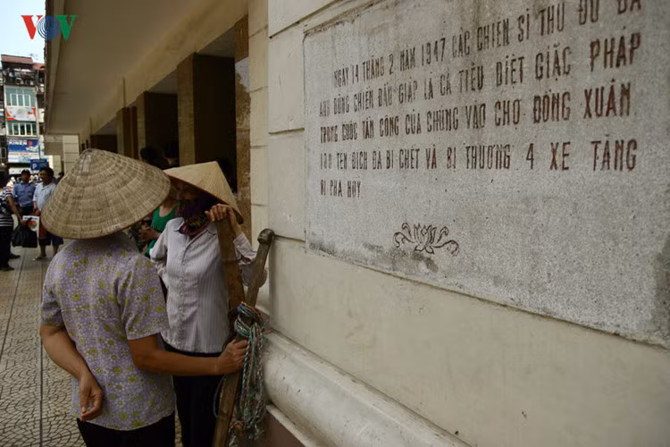 Khuôn viên chợ Đồng Xuân.