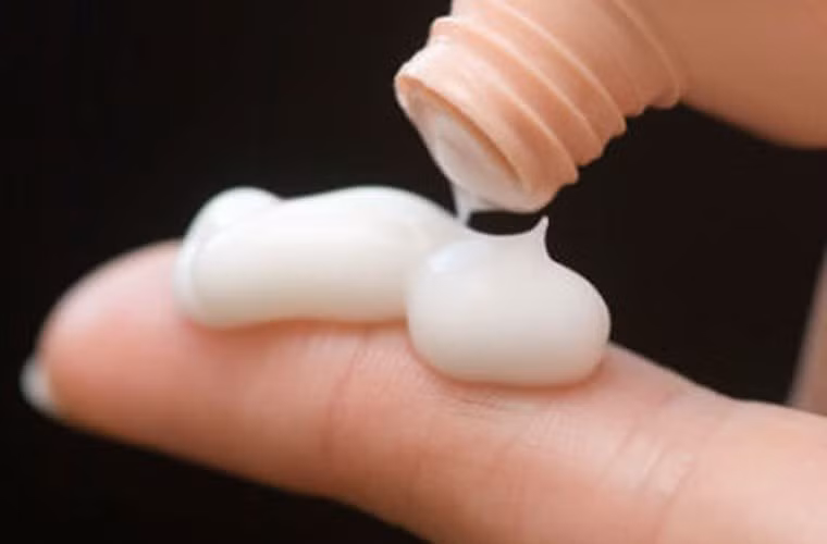 Tự ý mua thuốc bôi ngứa. Hầu hết mọi người thường có thói quen tự mua thuốc chữa bệnh. Nhiều trường hợp vào khám trong tình trạng da bị dị ứng nặng, vết viêm da bị nhiễm trùng do người bệnh chủ quan không chữa trị ngay hoặc tự mua thuốc điều trị không đúng chỉ định, hướng dẫn của thầy thuốc… Các bác sĩ khuyến cáo, nếu thấy bệnh tiến triển nặng hơn cần sớm đến bệnh viện chuyên khoa khám, không nên tự ý mua thuốc về điều trị.