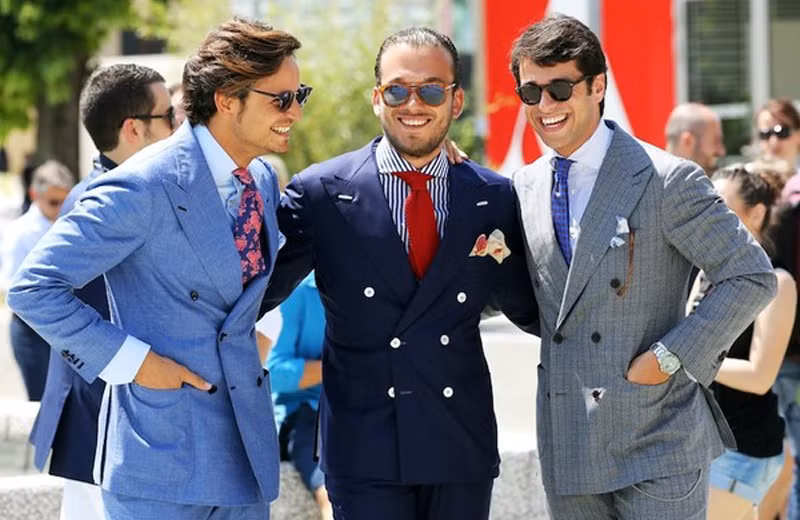 8. Italia. Các chàng trai đến từ nước Ý thường sở hữu vẻ ngoài hào hoa phong nhã, vừa lãng tử lại vừa có nét rất phóng khoáng, lịch lãm mà vẫn rất hiện đại. Ngành công nghiệp thời trang phát triển ở nơi đây cũng tạo điều kiện cho họ luôn ăn diện rất đẹp, trở thành những fashionista làm cảm hứng cho nhiều chàng trai trên thế giới. Không có gì ngạc nhiên khi nước Ý đóng góp lượng mẫu nam khổng lồ cho làng mốt, chàng nào cũng góc cạnh như “nam thần”, cơ bắp cuồn cuộn cực hấp dẫn.