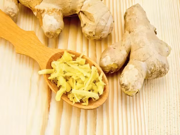 Gừng. Gừng giúp làm giảm nồng độ prostaglandin gây đau trong cơ thể và từ lâu loại gia vị này đã được sử dụng rộng rãi ở Ấn Độ để điều trị đau nhức viêm tấy. Một nghiên cứu của các nhà khoa học Ấn Độ phát hiện thấy rằng, những người bị đau cơ được cho sử dụng gừng đã được cải thiện đáng kể. Liều lượng dùng gừng mỗi ngày là từ 500-1000 miligram.
