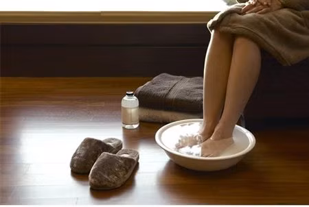 Để trị chứng tay chân lạnh, buổi tối trước khi đi ngủ, bạn nên ngâm chân và tay trong nước ấm khoảng 40 -50 độ có pha chút muối, gừng để khí huyết lưu thông dễ dàng. Bạn cũng có thể ngâm chân tay trong nước ấm có pha tinh dầu bạc hà, hoa cúc, nhục quế hoặc oải hương. Ngâm chân tay trong nước ấm khoảng 10 – 15 phút, sau đó bạn lau khô rồi đi tất ấm, không để chân tay tiếp xúc trực tiếp với đất hoặc nước lạnh.
