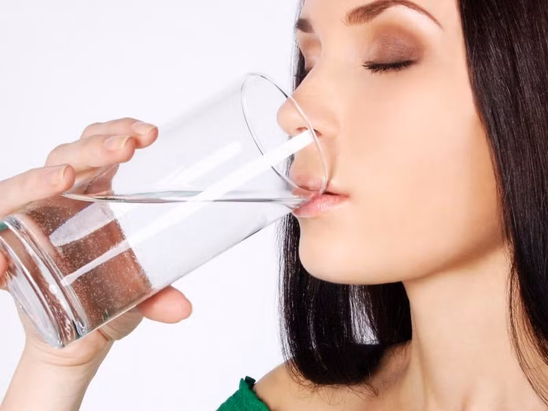 Uống đủ nước. Đừng nghĩ răng mùa đông thì không cần nước. Bạn hãy uống đủ 2 lít nước mỗi ngày để khí huyết lưu thông tốt hơn, nó sẽ giúp ích trực tiếp cho việc lưu thông máu tới các vị trí “xa xôi” trên cơ thể bạn là chân và tay.
