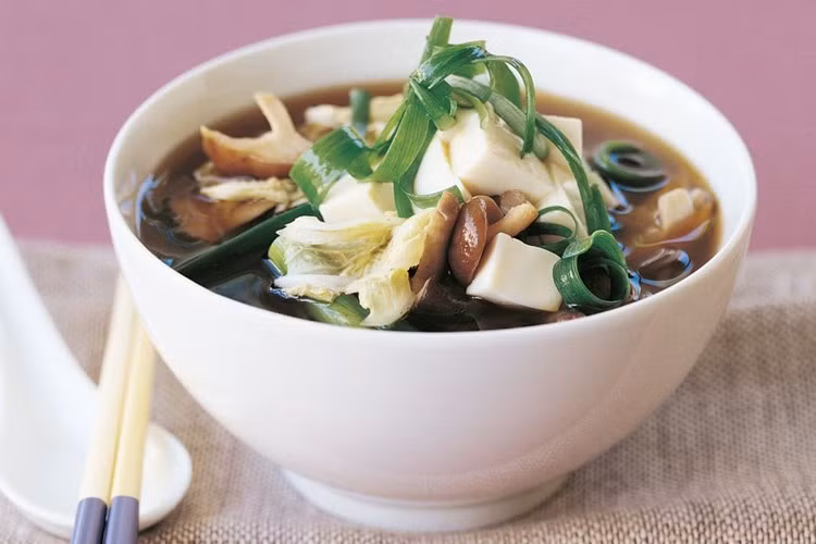  Canh đậu phụ kiểu Nhật. Để làm món canh này bạn cần chuẩn bị nấm kim châm, nấm hương, đậu phụ và những gia vị cần thiết. Đậu phụ cắt thành khối hình vuông nhỏ, nấm hương cắt mỏng. Chuẩn bị nước hầm gà nấu cùng nước sốt đậu nành để tạo hương vị riêng cho món canh.