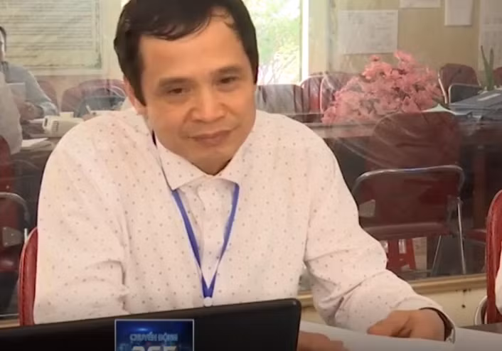Hieu truong truong noi tru bot xen khau phan an hoc sinh: Chau hieu truong ep hoc sinh ky van ban la