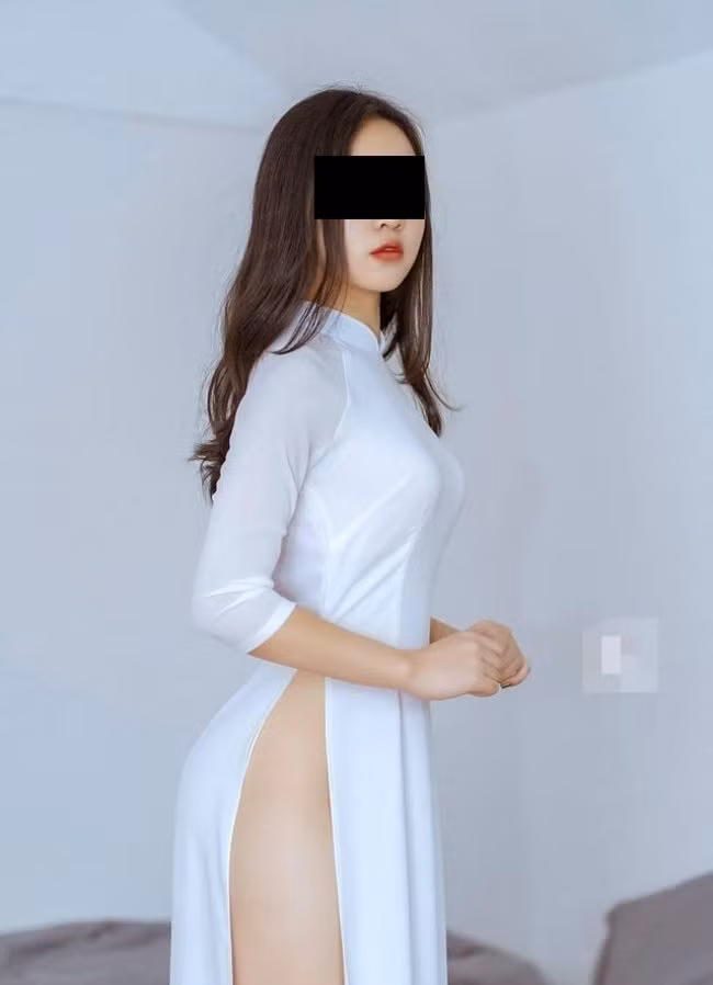 Thậm chí, có cô nàng mặc áo dài trắng quên nội y vô cùng phản cảm.