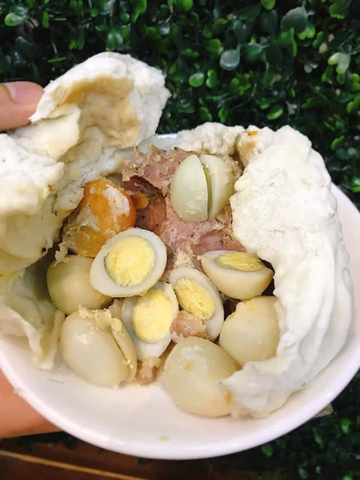 Chiếc bánh bao 8 trứng có trọng lượng 300gram-350gram nên thường phải hai người ăn mới hết.