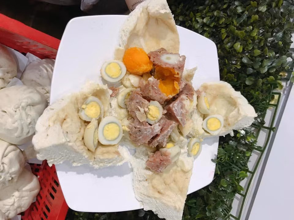 Tuy lớp nhân có phần hoành tráng nhưng “ngoại hình” của bánh vẫn tương tự như các loại khác trên thị trường, bởi vỏ bánh cực kỳ mỏng ăn không hề có cảm giác ngán ngấy.