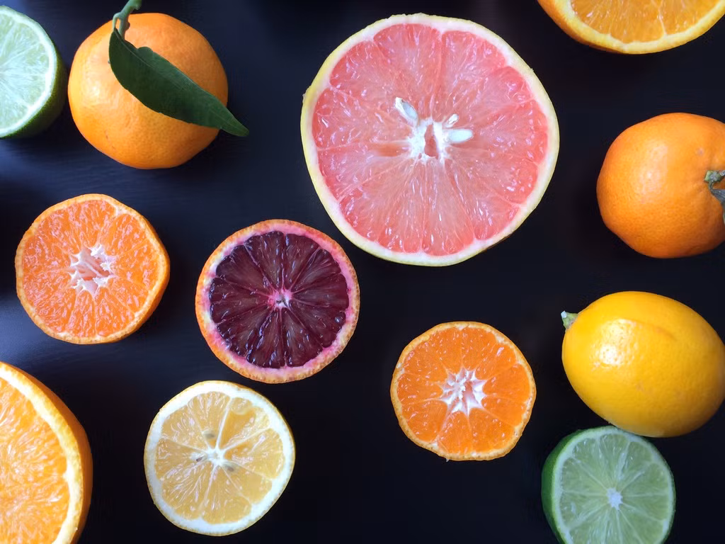 Trái cây giàu vitamin C: Trái cây họ cam quýt cung cấp vitamin C, thúc đẩy hình thành collagen và làm chậm sự tác động gây hại của gốc tự do.