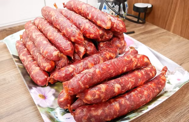 Lạp xưởng là món ăn ngon có thể ăn kèm với cơm hay ăn kèm với bánh mì. Hương thơm nồng nàn cùng vị cay cay của tiêu chắc hẳn luôn cuốn hút các bạn trước mỗi bữa cơm ngày Tết.