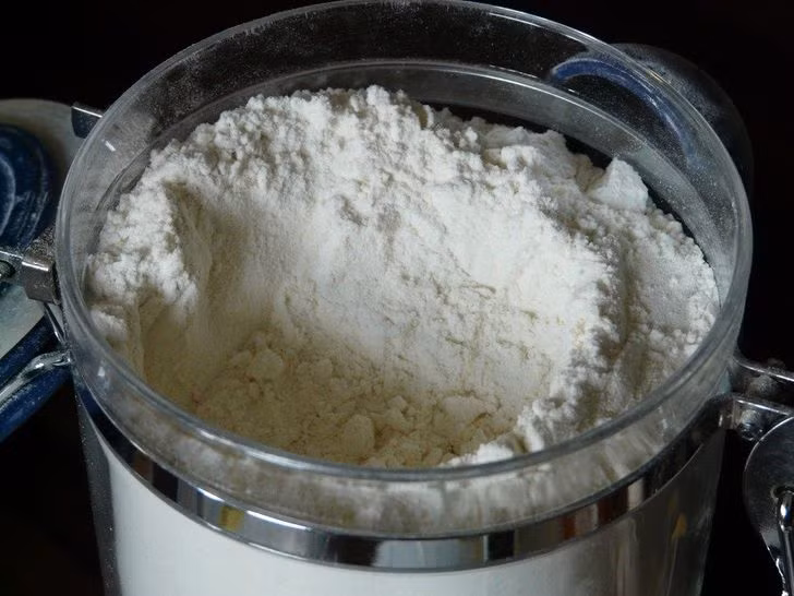 Bột mì trắng: Thực phẩm phổ biến này phải được cất giữ ở nơi tối và mát - lý tưởng nhất là trong hộp kín. Bằng cách này, bột mì không bị hỏng và tươi lâu hơn. Trên thực tế, bột mì trắng đã mở nắp để trong tủ lạnh được 12 tháng, trong khi ở nhiệt độ phòng chỉ để được từ 6-8 tháng.