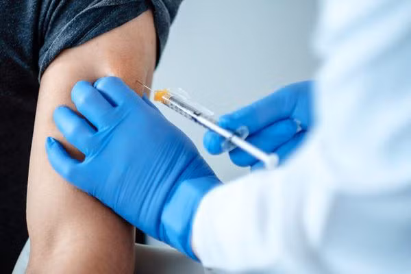 COVID-19: Vac xin Vaxzevria va AstraZeneca giong - khac nhau diem gi?-Hinh-2