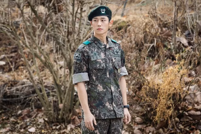 Jung Hae In: Diễn xuất của Jung Hae In trong Prison Playbook nhận về nhiều lời khen từ dân mạng. Bên cạnh đó, tạo hình của anh trong trang phục rằn ri cũng được đánh giá là mộ trong những nam diễn viên diện quân phục đẹp nhất.