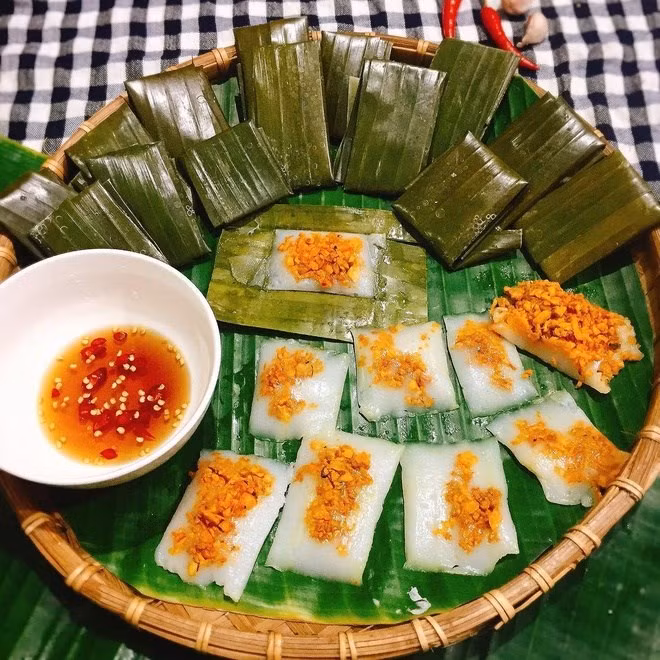 Nhìn những chiếc bánh nậm trắng nõn với phần nhân đỏ, hồng khéo léo nằm giữa trông như một tác phẩm nghệ thuật vừa bắt mắt mà hương vị lại đậm đà.