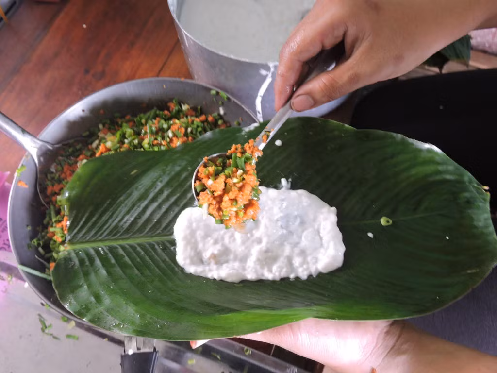 Khâu tạo hình và gói bánh cũng khá quan trọng. Lá dong rửa sạch, để ráo. Hơ lá trên lửa trước khi quét xíu dầu phộng.