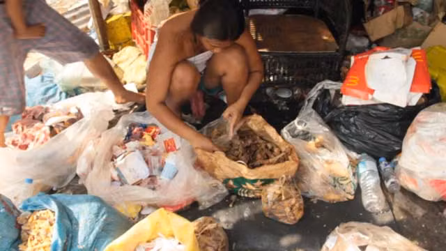 Trong những năm gần đây, món ăn kỳ lạ này trở thành nguồn kinh doanh sinh lợi cho những người thu nhặt rác và các chủ nhà hàng nhỏ mua lại thịt vứt bỏ với giá rẻ, họ tái chế thành nhiều món ăn khác nhau.