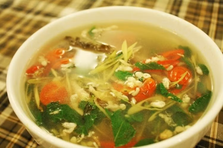 Canh trứng kiến: Đơn giản nhất trong các món chế biến từ kiến có lẽ là canh trứng kiến. Người chế biến chỉ cần đun sôi nồi nước, thả trứng kiến nấu cùng với lá giang, bẹ chuối, nêm nếm chút gia vị cho vừa miệng là có một bát canh ngon miệng. Ảnh: Internet.