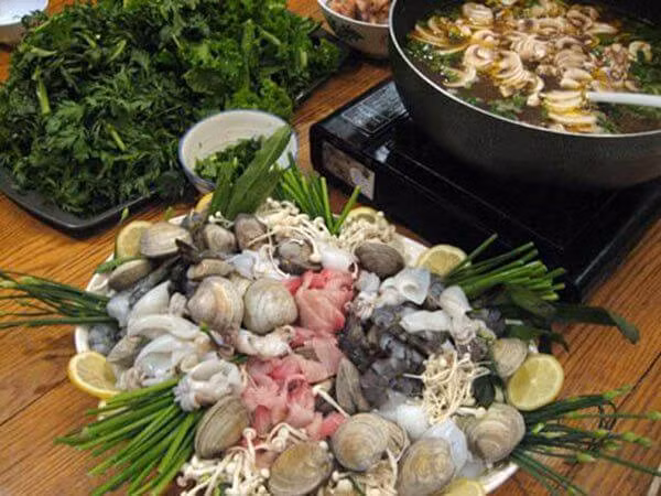Lẩu hải sản: Đây cũng là một trong những món lẩu giải ngấy sau Tết. Với thời tiết lạnh như thế này thì khi chế biến các món ăn thông thường lẩu sẽ rất nhanh chóng bị nguội và lại còn tanh nữa. Vì thế, các bạn hãy dùng hải sản để nấu lẩu vừa thơm ngon vừa nóng hổi mà không ngấy.