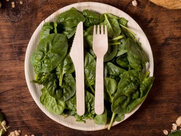 Rau bina (cải bó xôi) chứa lutein, một chất giúp giảm cholesterol trong cơ thể. Chất lutein này cũng giúp ngăn ngừa các cơn đau tim bằng cách giúp thành động mạch loại bỏ những kẻ xâm lược cholesterol gây tắc nghẽn.