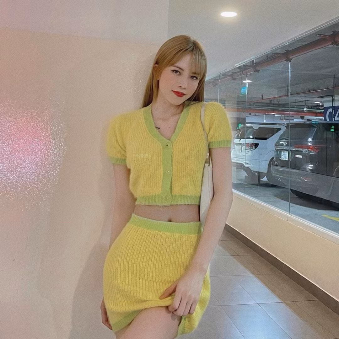 Thiều Bảo Trâm luôn sử dụng áo crop-top, váy thun ôm sát hình thể để khoe vóc dáng gợi cảm mỗi khi mix đồ dạo phố.