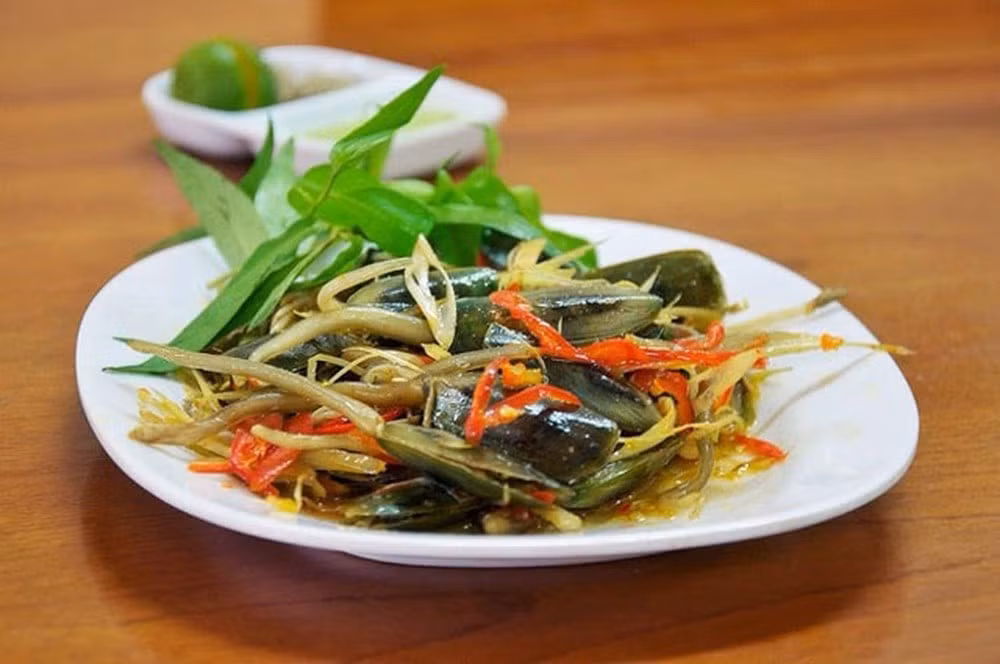 Xoài bào sợi trộn với giấm, đường, nước mắm rồi trộn cà xỉu vào cùng. Rắc đậu phộng rang, rau răm, hành phi lên trên hỗn hợp thế là đã hoàn thành một đĩa gỏi khai vị đặc sắc. Thịt cà xỉu giòn giòn và có độ ngọt tươi đặc trưng khiến người ta dai mãi vẫn ghiền. Ảnh: IT.