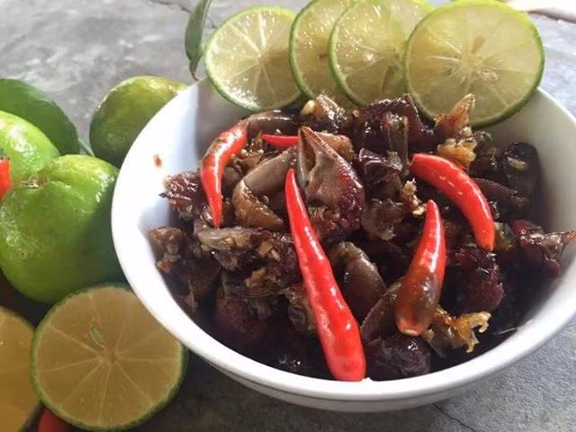 Đặc biệt, cà xỉu ngon, bổ nhất là phần râu (tốt cho sinh lực nam giới), nhai giòn giòn nên được các đấng mày râu rất ưa chuộng.
