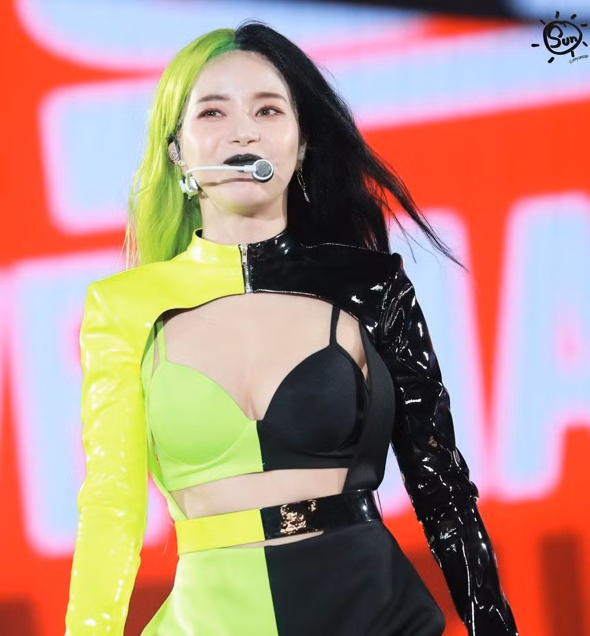 Nữ ca sĩ Solar (Mamamoo) gây chú ý khi xuất hiện trên sân khấu với mái tóc nhuộm đối xứng mang hai tông màu xanh neon và đen.