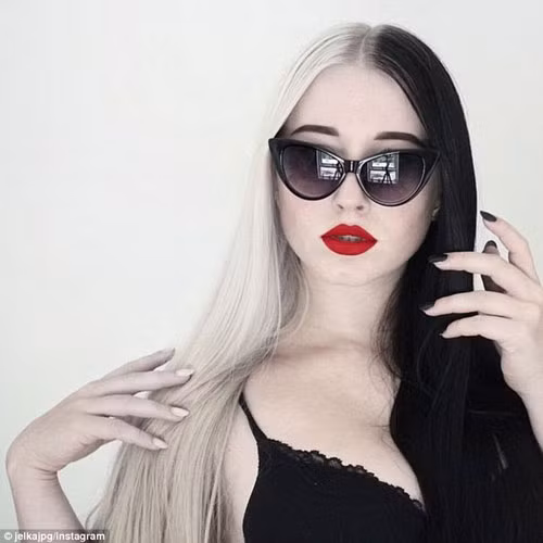 Tóc nhuộm hai màu đối xứng thích hợp cho những cô gái có cá tính mạnh.